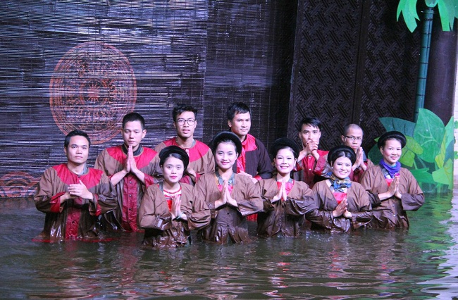 spectacle-des-marionnettes-sur-leau