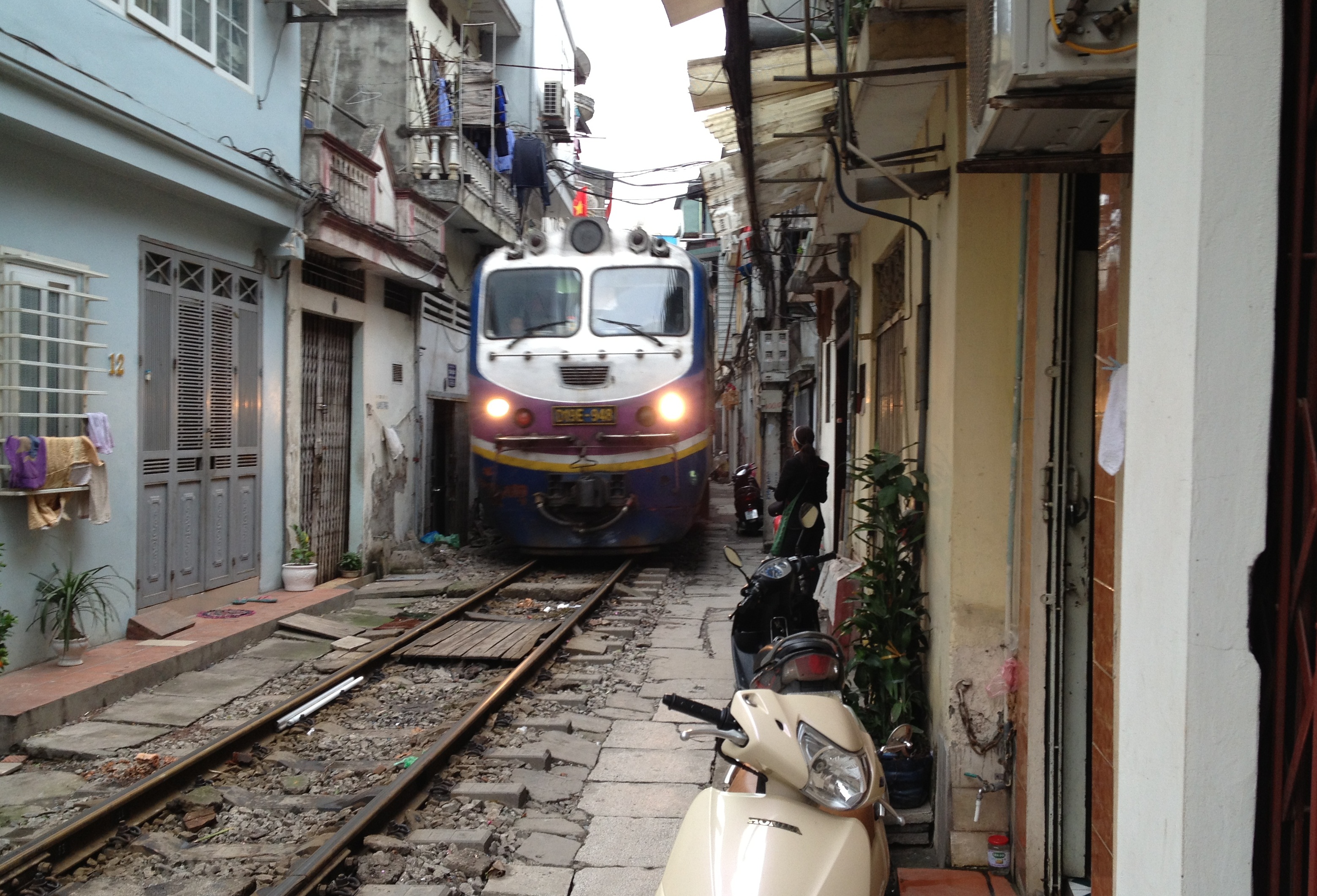 tourist train hanoi to hue