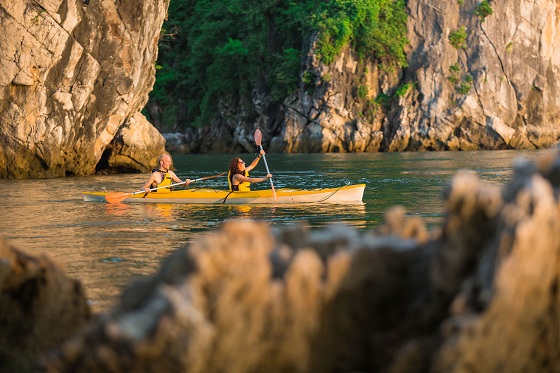 kayak dans la baie d'halong