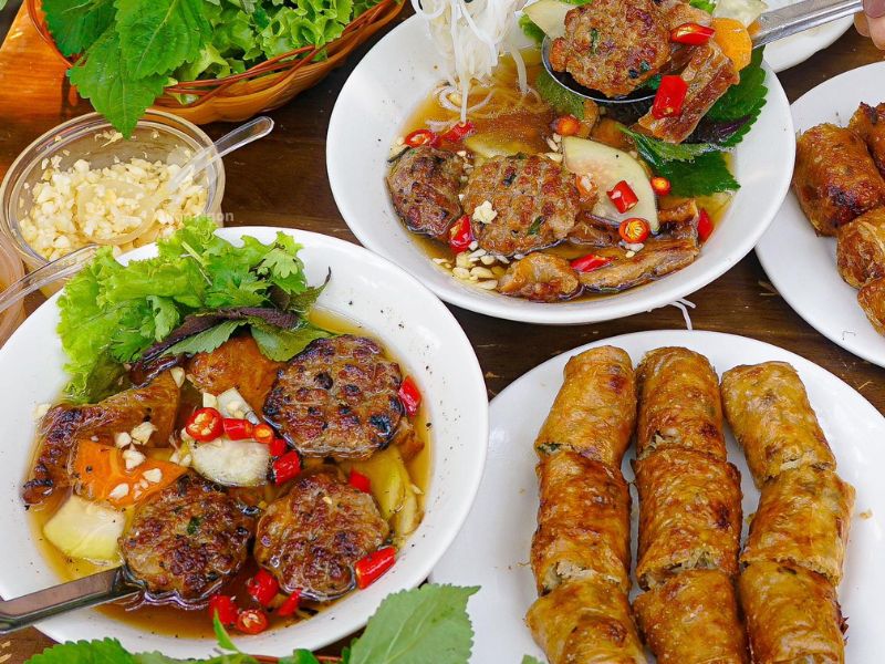 Bun Cha (Vermicelles de riz à la viande de porc grillée) est un plat incontournable de Hanoi Activités à faire à Hanoi