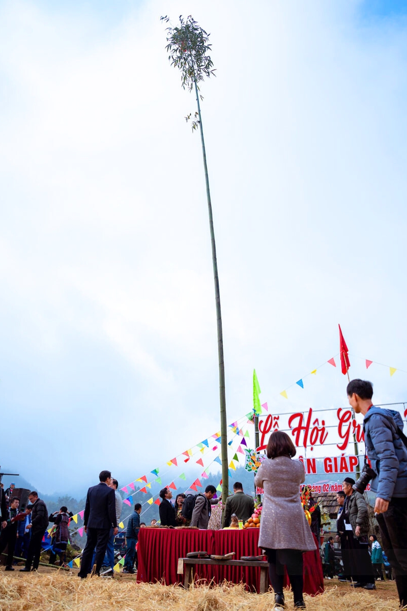 Au pied du Fansipan, la Fête Gau Tao des Hmong s’articule autour de son symbole clé - le mât rituel.