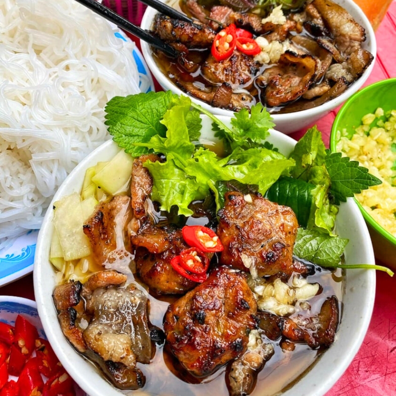 Bun Cha (Vermicelles de riz à la viande de porc grillée)