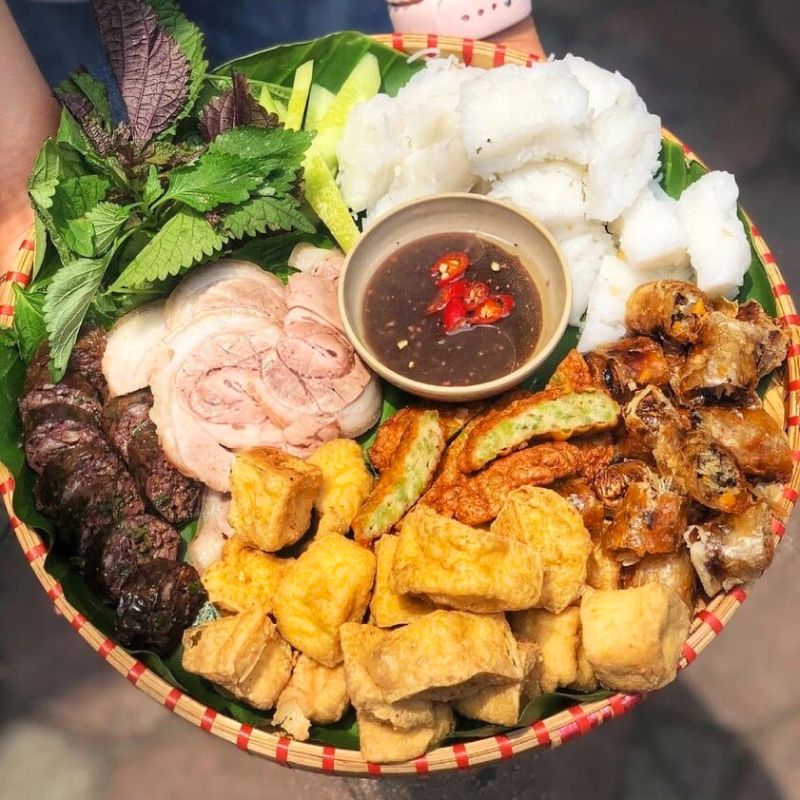 Cha Côm est souvent intégré au Bun Đâu Mam Tôm Côm Riz gluant vert automne de Hanoi