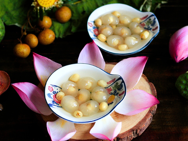Che hat sen long nhan (Soupe sucrée aux graines de lotus et aux longanes)
