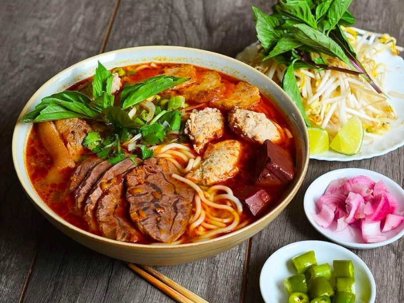 Le Bun Bo Hue est apprécié pour ses saveurs complexes et équilibrées, offrant une expérience culinaire riche et authentique soupes vietnamiennes