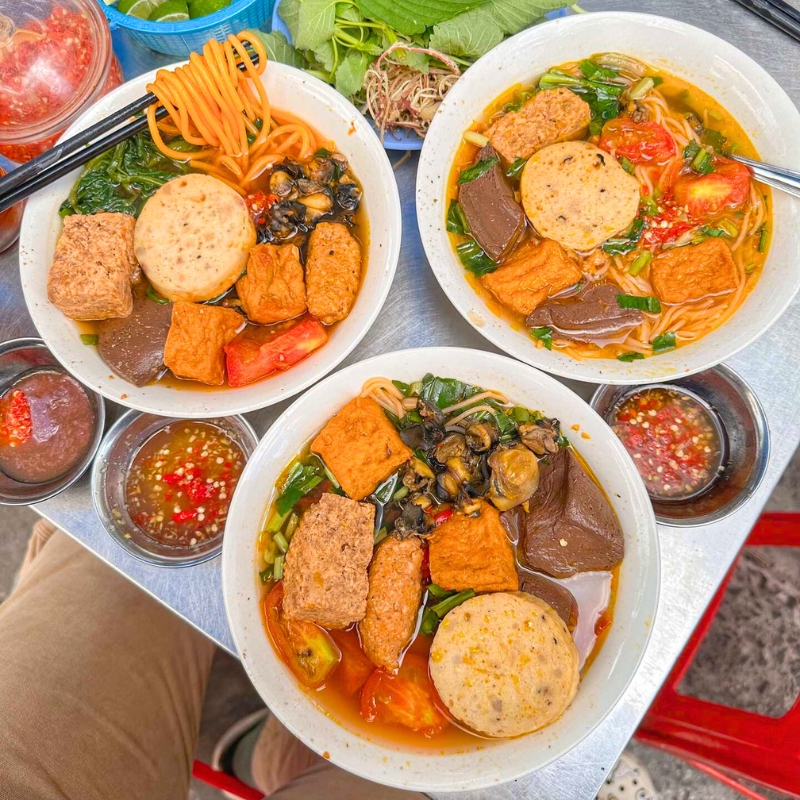 Le Bun Riêu Saigon est une soupe vietnamienne riche et parfumée, avec un bouillon sucré