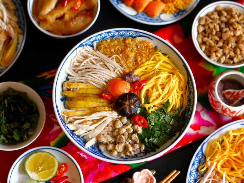 Le Bun Thang est une soupe emblématique de Hanoï, réputée pour sa présentation sophistiquée et ses saveurs complexes