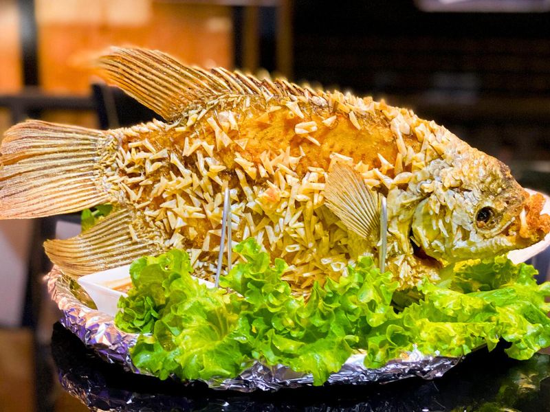 Ca Tai Tuong Chien Xu (Poisson oreille d'éléphant frit croustillant) Cuisine du Delta du Mékong