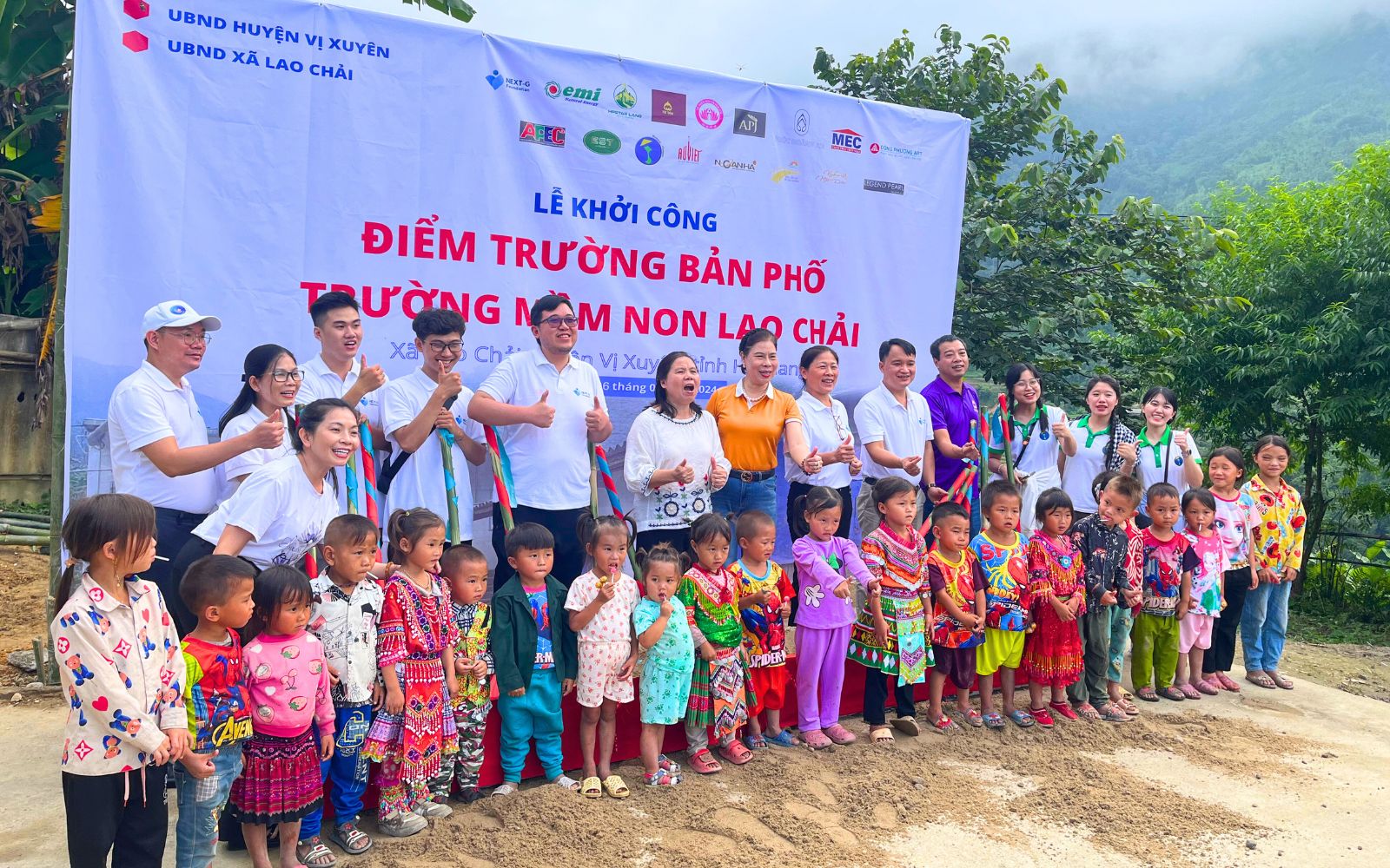 Cérémonie de lancement de la construction de l'école maternelle Ban Pho, Lao Chai