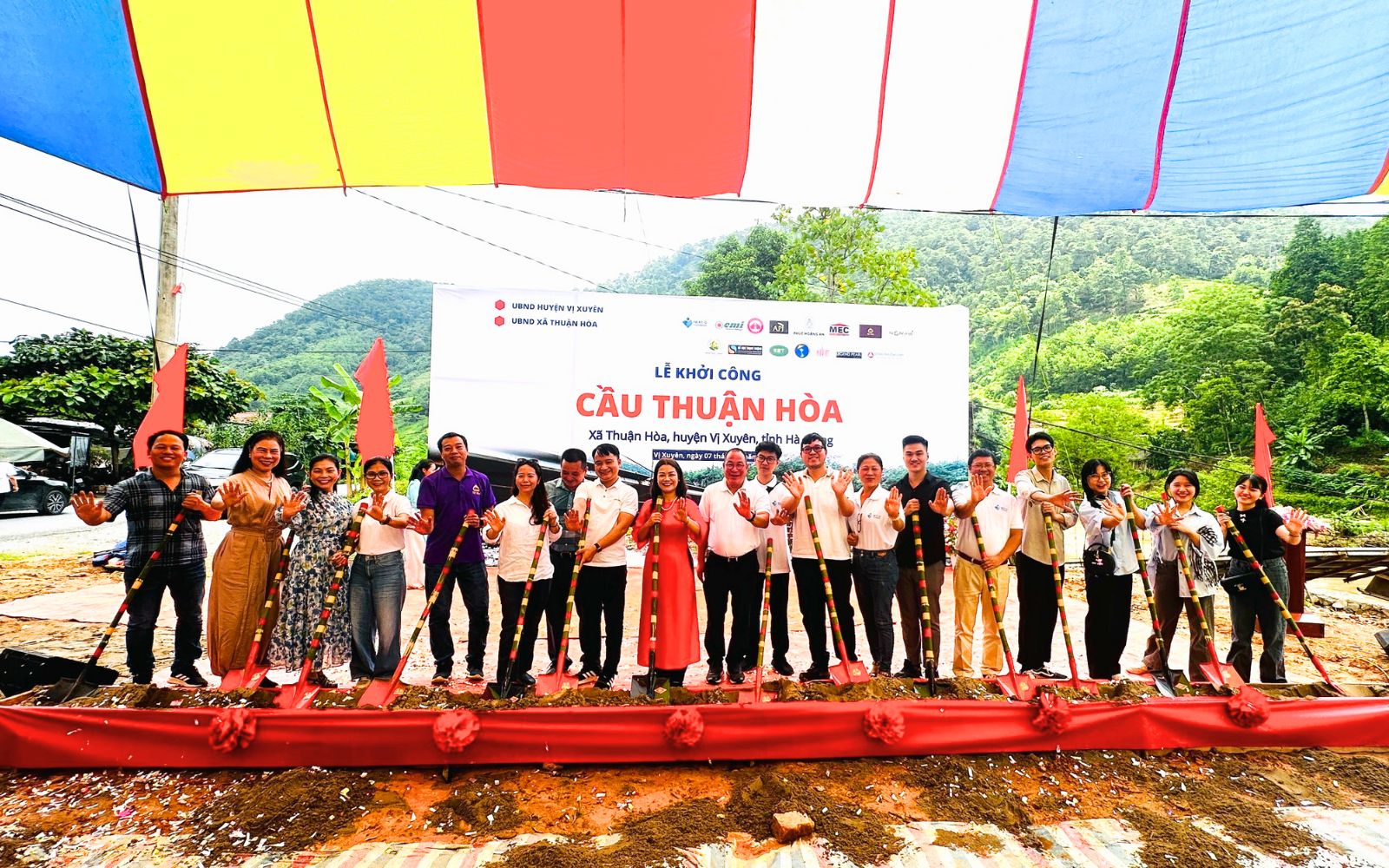 Cérémonie de lancement des travaux du Pont Thuân Hoa, commune de Lung Cang