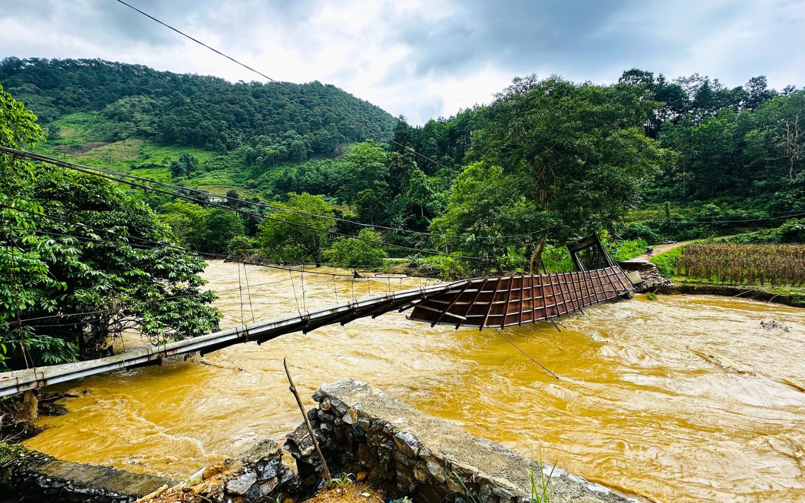 En juin 2024, une inondation sans précédent a entièrement détruit le pont de Lung Cang