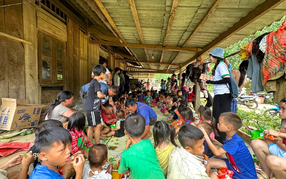 Les enfants Hmong s'amusent à faire la fête en mangeant des bonbons et des gâteaux