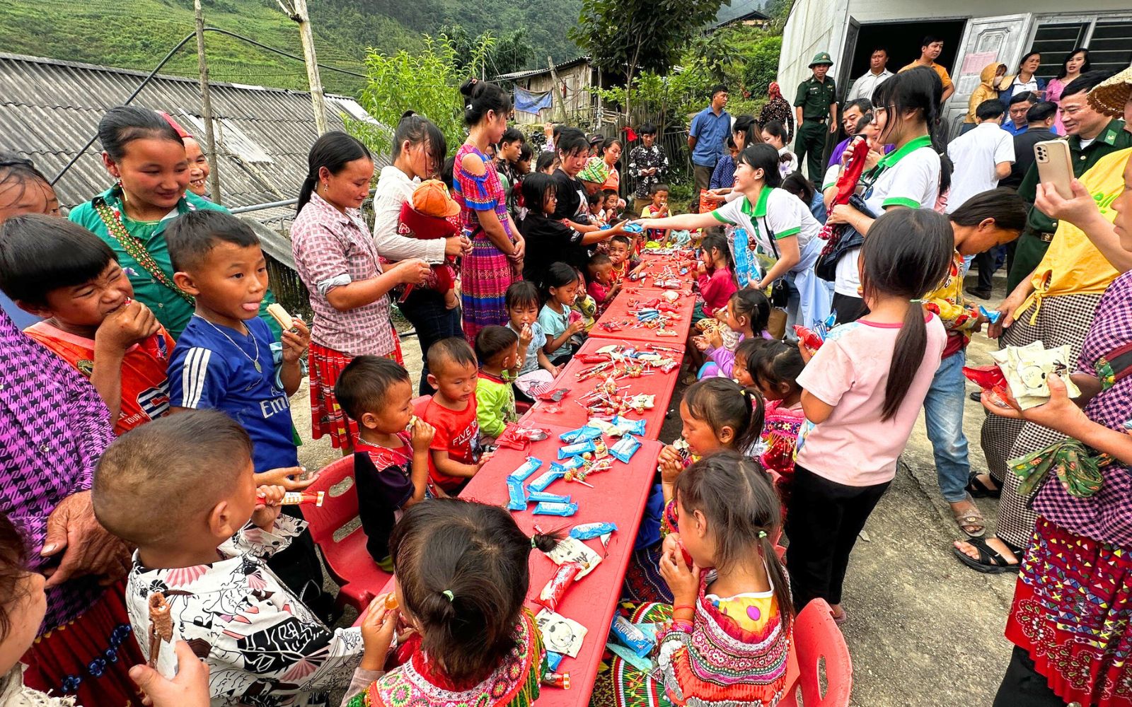 Les enfants rient joyeusement en mangeant des bonbons