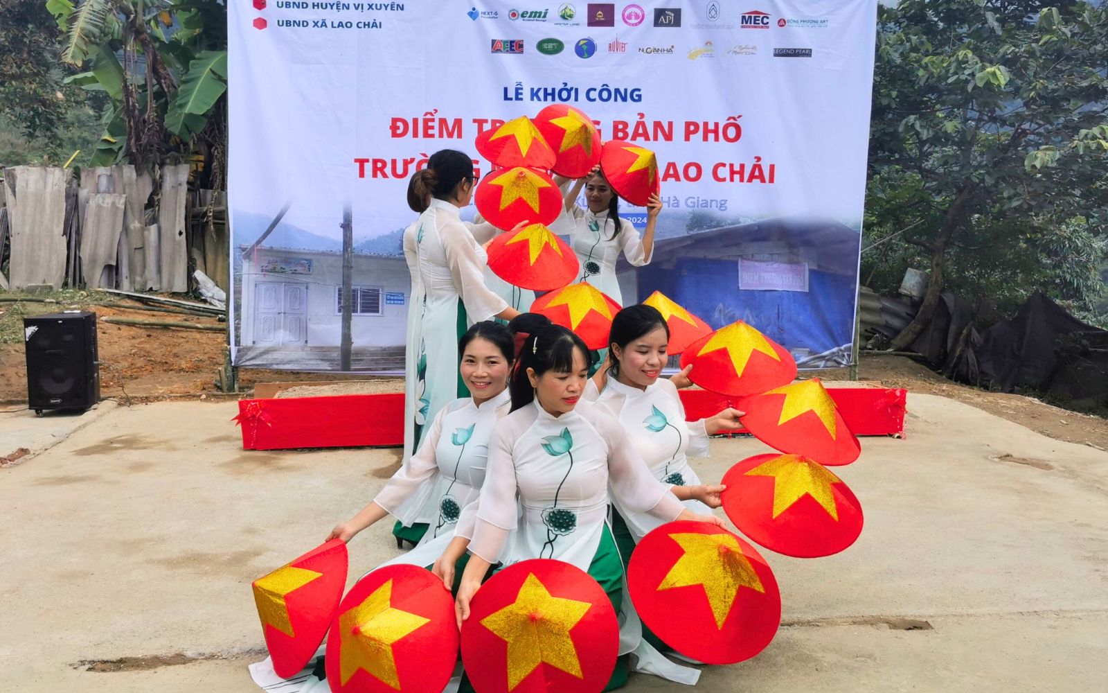 Les habitants locaux dansent en formant le symbole en forme de S de la carte du Vietnam