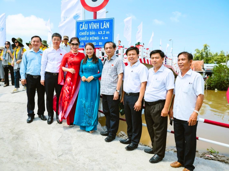 Le pont Vinh Lân améliorera la mobilité, les échanges commerciaux et le transport des marchandises pour les locaux.