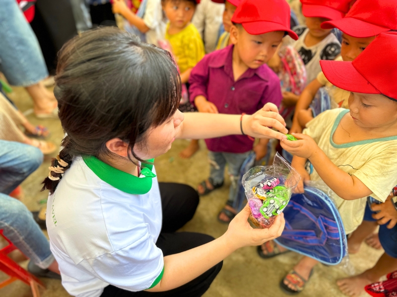 Au nom de nos clientes, nous avons remis les jouets qu’elles ont apportés de France aux enfants en difficulté au Vietnam Horizon Vietnam