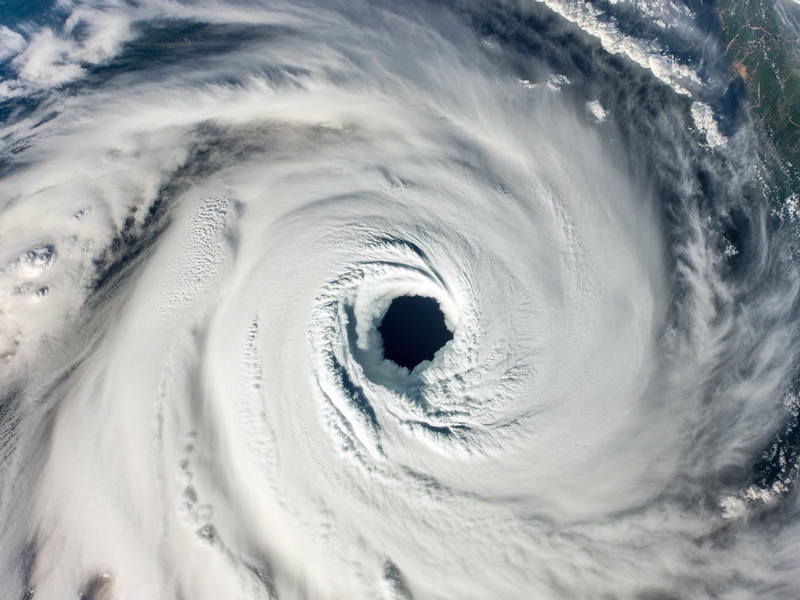 Image du typhon Yagi avec un œil de tempête clairement visible et des nuages denses en spirale