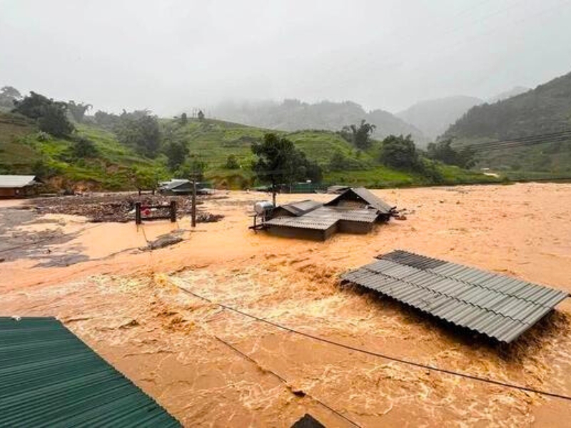 Le typhon a provoqué des inondations sur de nombreuses routes