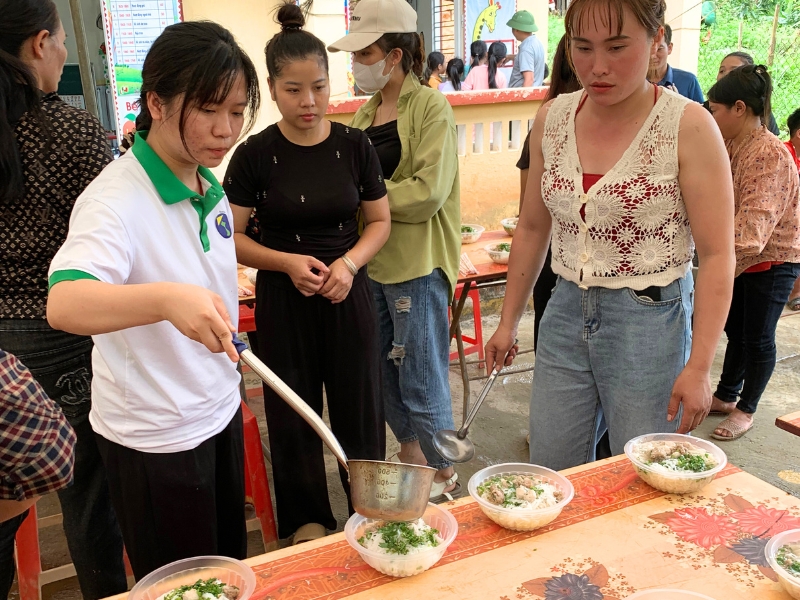 L'équipe d'Horizon Vietnam Travel prépare de délicieux bols de Bun Moc pour les enfants