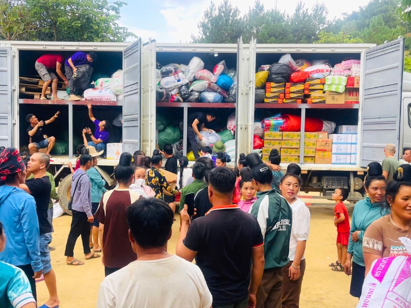 Les camions porte-conteneurs font des allers-retours vers Hanoï pour approvisionner les zones en difficulté. Horizon Vietnam 