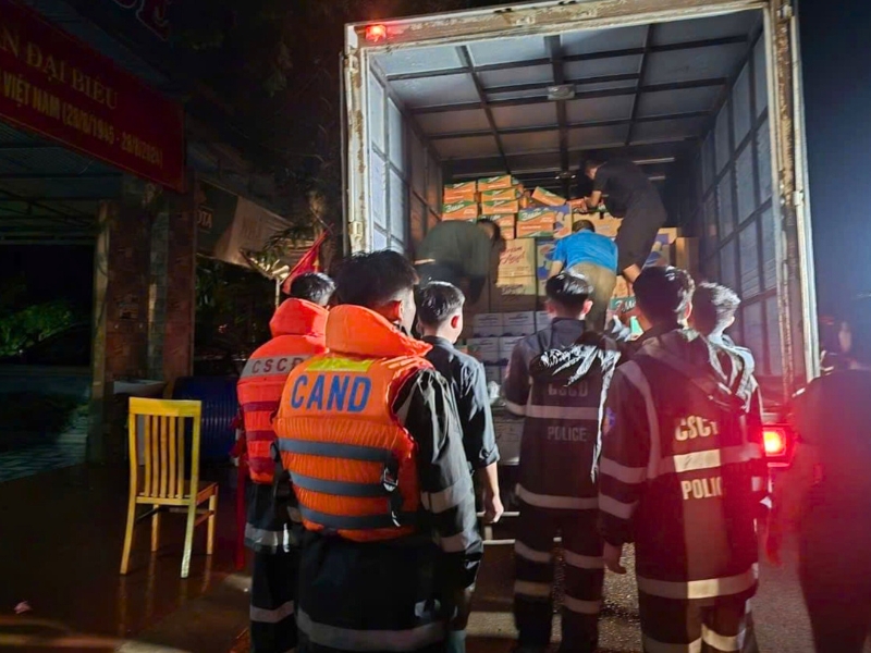 Merci aux agents de la police pour leur aide inlassable, jour et nuit, afin de livrer des produits de première nécessité aux habitants