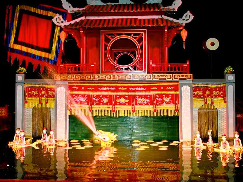 Assister à un spectacle de marionnettes sur l'eau, une expérience unique mêlant art et légendes vietnamiennes.