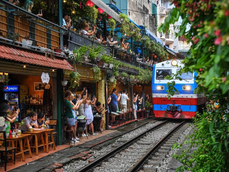 Déguster le café au plus près des rails dans la rue du train de Hanoï, une expérience unique et pleine d'adrénaline.
