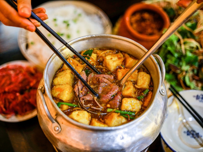 Lâu Riêu Cua Bap Bo - La fondue vietnamienne au crabe et bœuf, un délice réconfortant des repas d’hiver à Hanoï.
