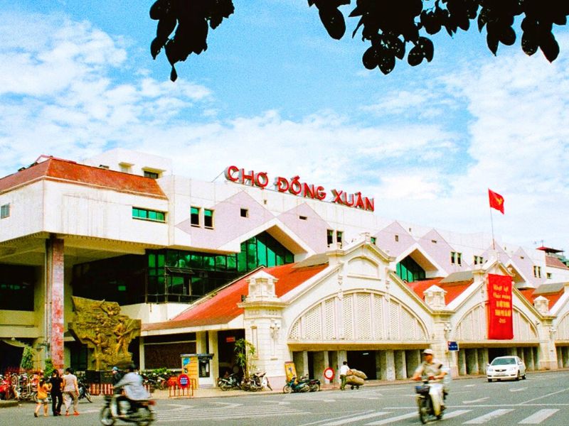 Le Marché de Dong Xuan est parfait pour découvrir le commerce local et trouver des souvenirs uniques. Activités à faire à Hanoi
