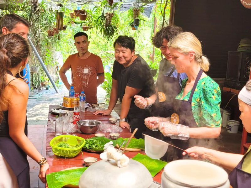 Nos clients vivent une expérience unique en préparant le Banh Cuôn dans notre cours de cuisine. Activités à faire à Hanoi