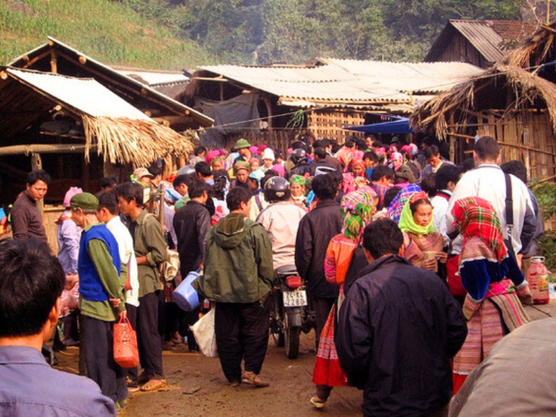 Ambiance animée au marché de Côc Ly - marchés ethniques à Sapa