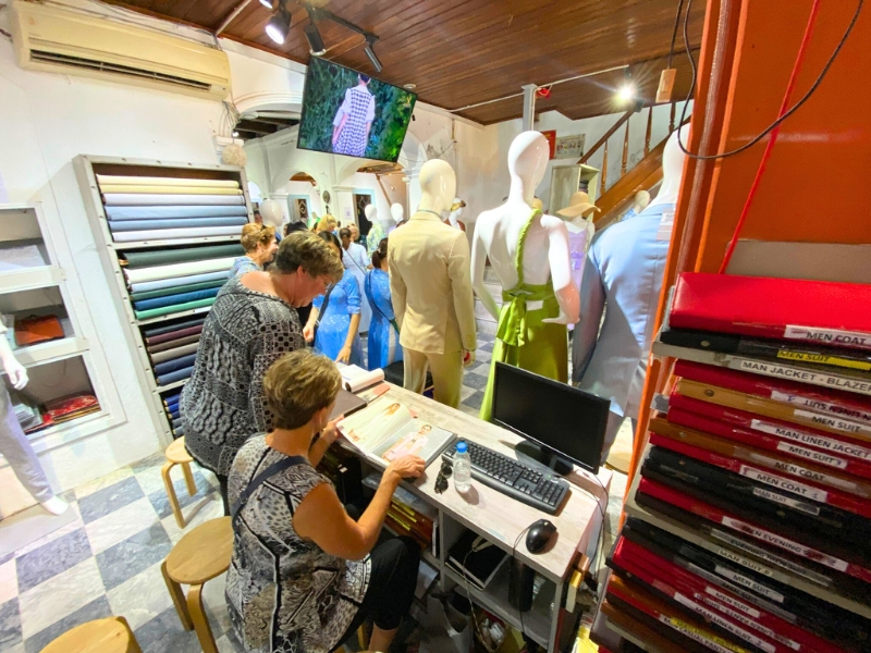 Les visiteurs adorent faire confectionner des vêtements sur mesure à emporter à Hôi An