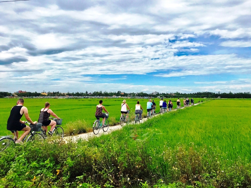 Se promener à vélo dans le campagne à Hôi An