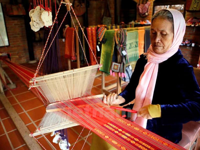 Les visiteurs ont la chance de rencontrer les artisans quand vous visitez le village de la soie de Van Phuc Villages d'artisanat traditionnel autour de Hanoi