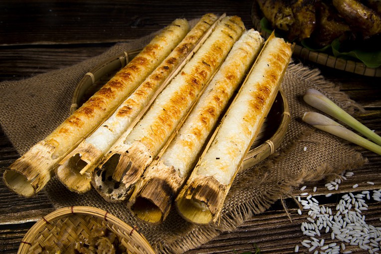Cơm lam (Riz gluant cuit dans un tube de bambou)
