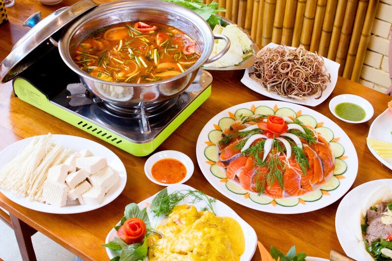 Lẩu cá hồi (Fondue au saumon) Cuisine de Sapa