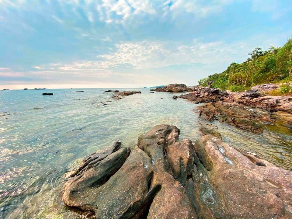 Plage de Ganh Dâu Phú Quôc, est à 4 km du Cambodge, offrant une vue sur les îles de l'autre côté de la frontière.