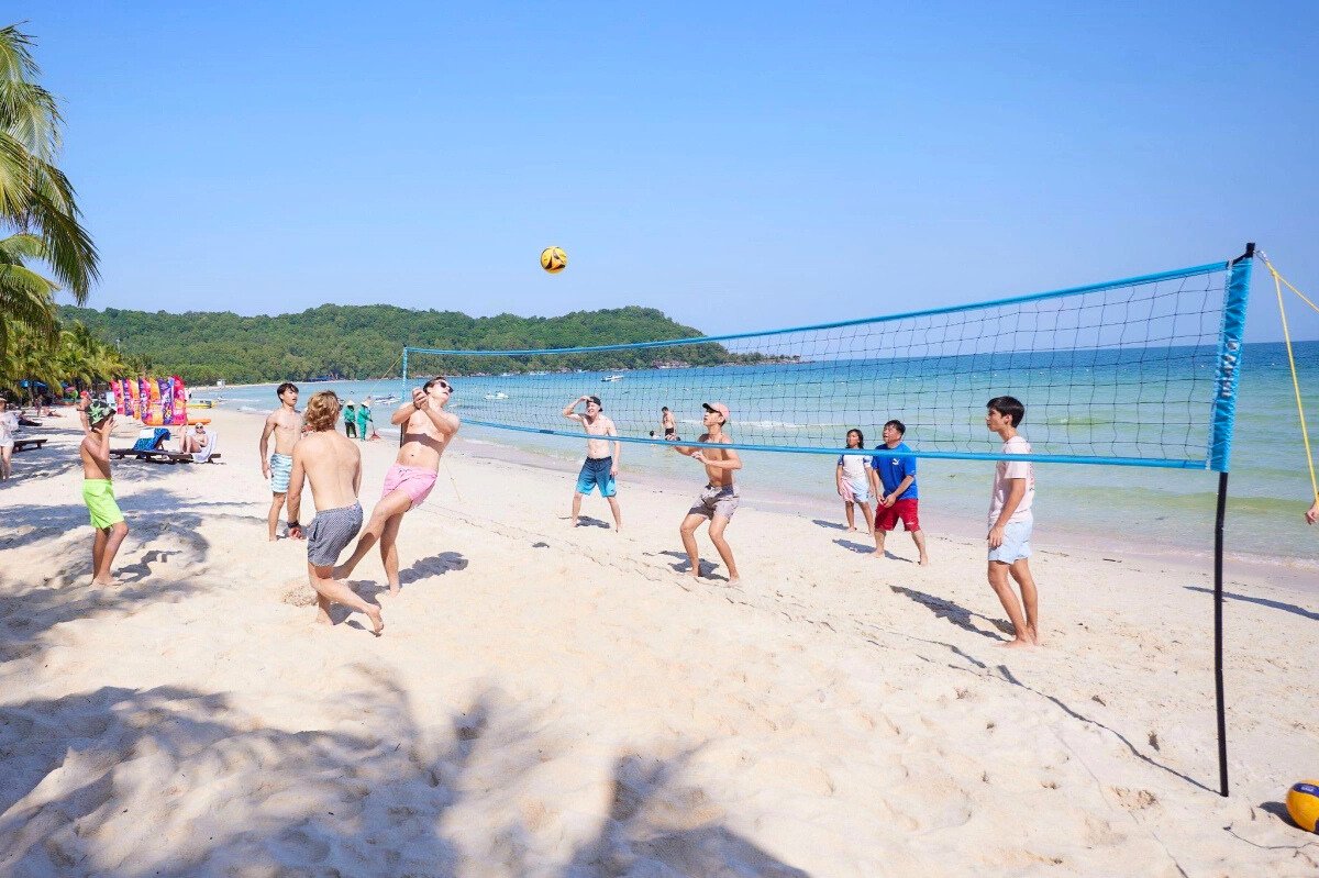 Le volleyball est une activité sportive populaire à la plage de Khem île de Phu Quôc
