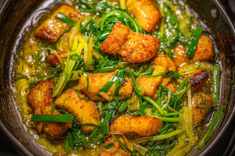 Cha ca la vong, gegrillter Fisch mit Kurkuma und Dill, Wahrzeichen von Hanoi