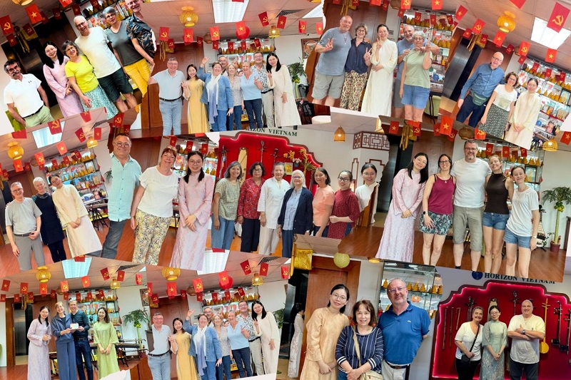 Thuy LUU avec des voyageurs francophones au bureau d'Horizon Vietnam Travel à Hanoï
