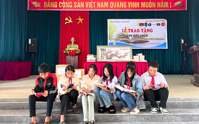 Offrir des livres aux établissements scolaires de Luong Ngoai, district de Ba Thuoc, Thanh Hoa