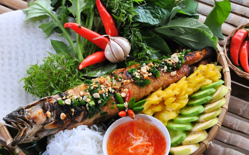 Ca loc nuong trui (Poisson serpent grillé à la flamme)