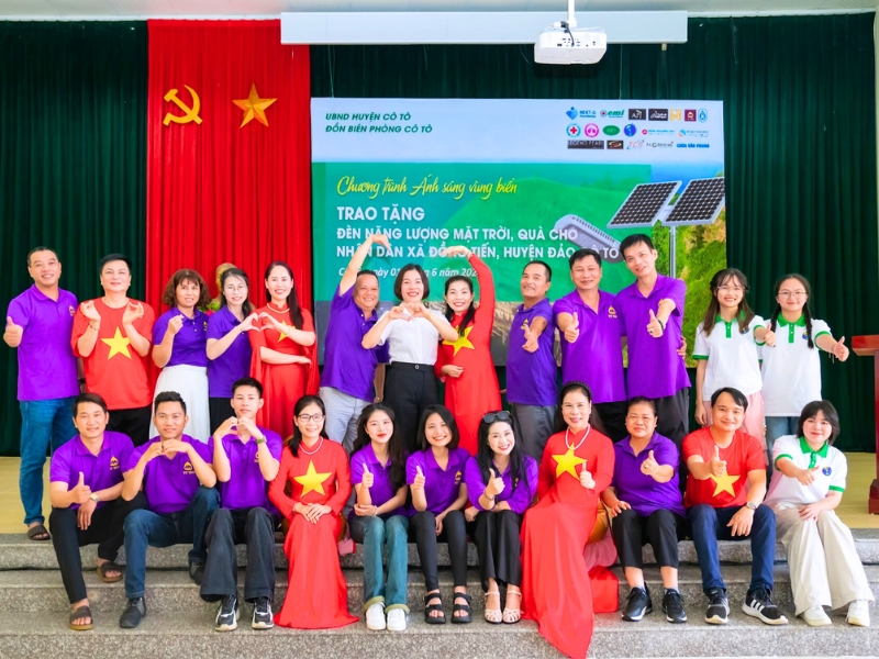 Horizon Vietnam Travel et d’autres co-sponsors ont offert 100 lampadaires solaires à Đồng Tiến, Cô Tô.
