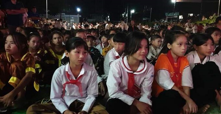 Organiser la fête de la mi-automne et l’inauguration du pont humanitaire Nâm Duây, province de Bac Kan