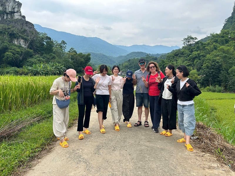 Linh Tran et l'équipe d'Horizon Vietnam Travel en repérage au milieu des rizières de Pu Luong