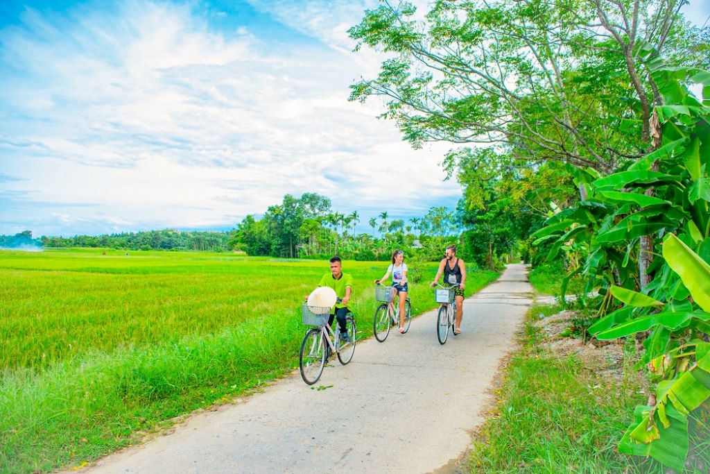 Hue – Village de Thuy Bieu & Visite du tombeau royal ✈ Saigon (B. L)