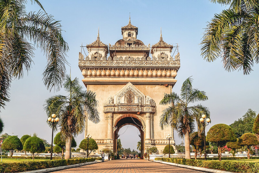 patuxay laos voyage