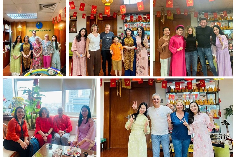Yen NGUYEN et ses collègues en áo dài avec des voyageurs francophones au bureau d'Horizon Vietnam Travel à Hanoï