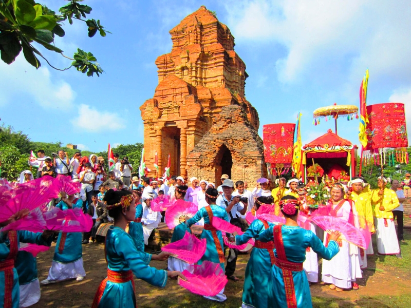Hommes et femmes en habits traditionnels rendent hommage à la déesse Po Nagar