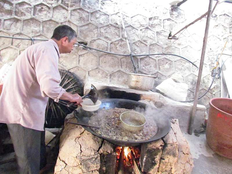 Préparation du thang co dans un marché de Ha Giang